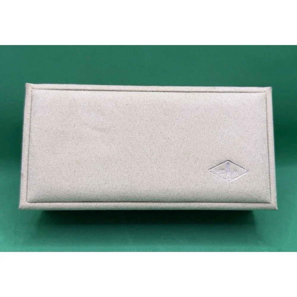 Van cleef & Arpels genuine Bracelet case Green Suede VCA Jewelry box Ribbon, Use